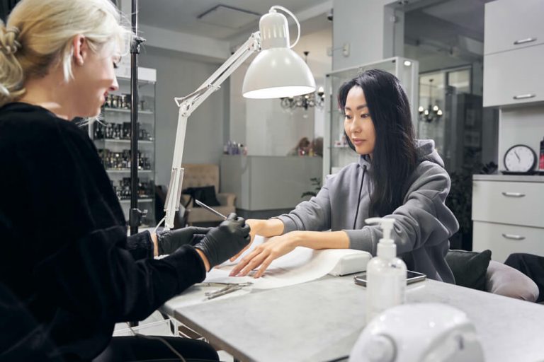 Oświetlenie salonu kosmetycznego – jak wybrać odpowiednie