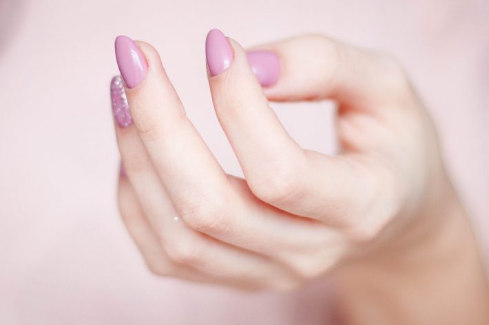 O czym warto pamiętać, wykonując manicure na studniówkę?