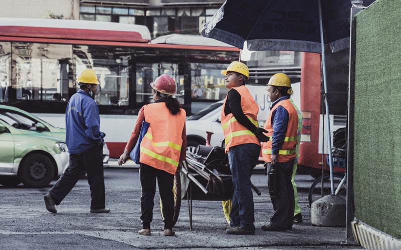Odblaskowe dodatki do odzieży roboczej. Co będzie najlepiej widoczne?
