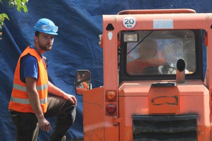 Jak powinny wyglądać kamizelki ostrzegawcze? Porady dla drogowców i budowlańców