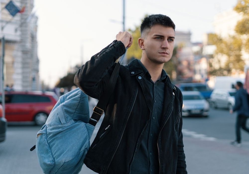 Męskie stylizacje z plecakiem – jak je skompletować?