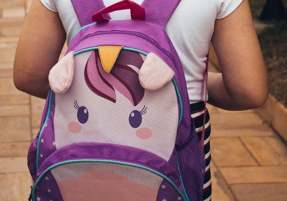 Wygląd plecaka do przedszkola dla dziewczynki – na jakie kolory, wzory i motywy postawić?