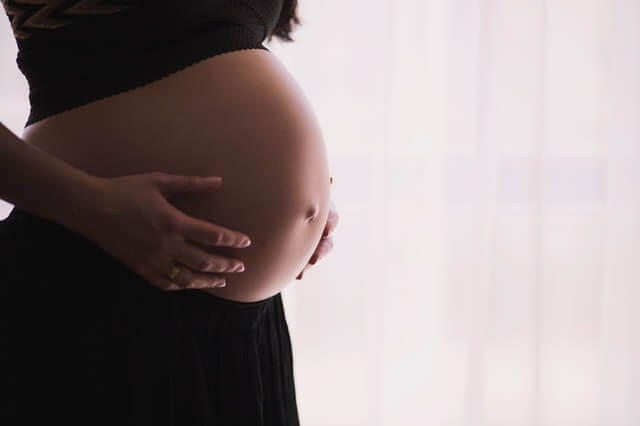 Kobieta w ciąży. Ciąża, poród i macierzyństwo.