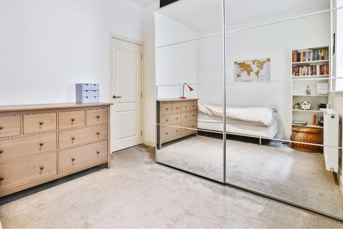 Lustrzane szafy na wymiar przesuwne - idealne do każdej sypialni