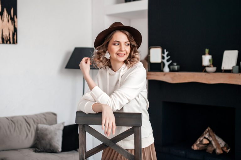 Stylizacje elegancko sportowe. Jak sprawdzi się w nich damska bluza?