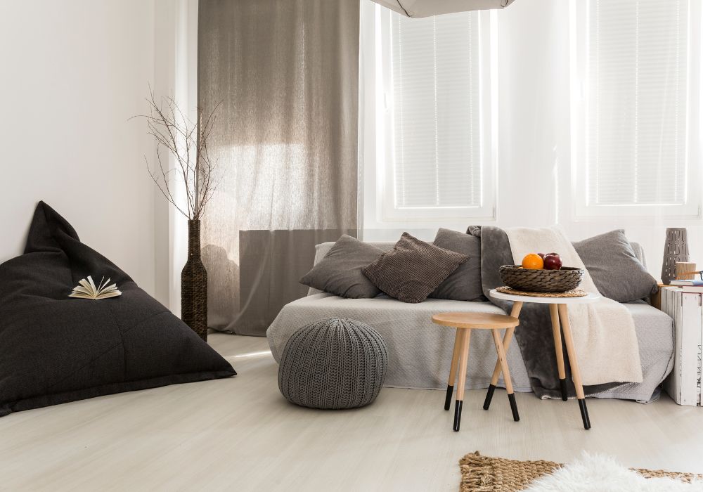 Modne zasłony do salonu – jakie dekoracje okienne wybrać w 2023 roku?