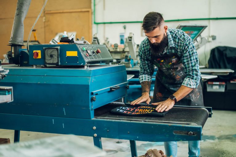 Nadruk na ubraniach – jak to przebiega jego wykonanie krok po kroku?