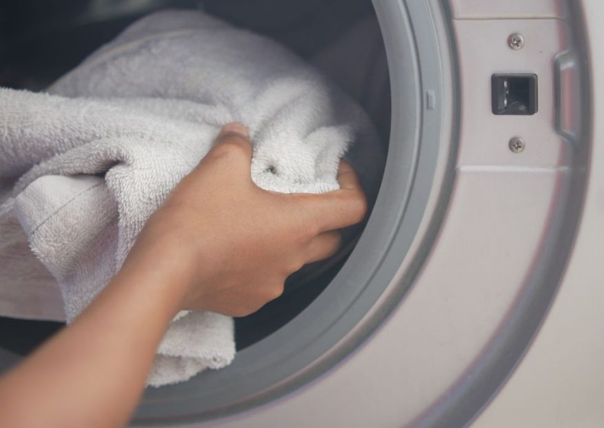 Pranie ręczników z octem i sodą – co daje i jak je wykonać?