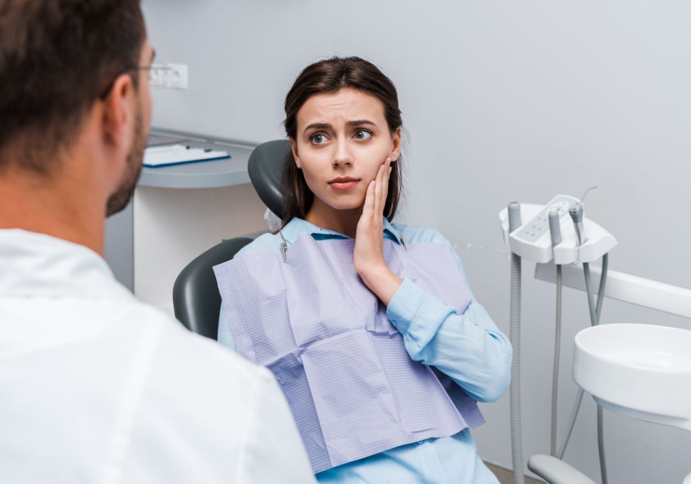 Ból dziąsła po wyrwaniu zęba – ile się utrzymuje i jak sobie z nim radzić?