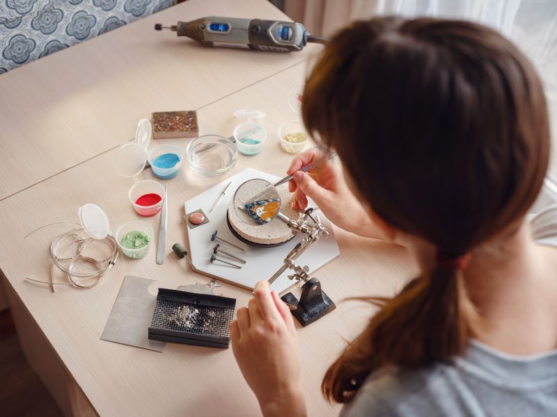Wykańczanie biżuterii technikami zdobniczymi robienie biżuterii handmade z dodatkowymi technikami zdobienia